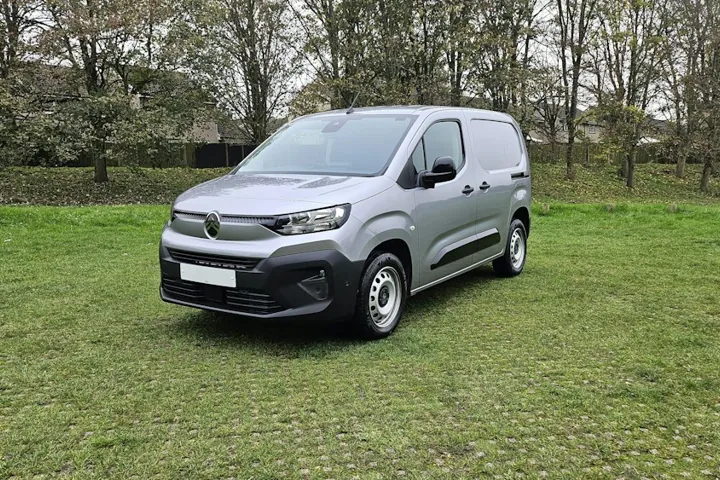 Furgoneta compacta Citroën de carga de tamaño pequeño, ejemplo de alquiler en Las Rozas