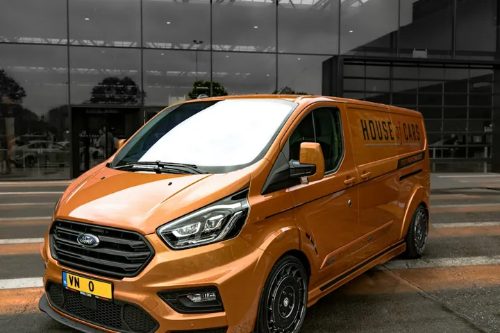 Ford Transit de carga naranja de tamaño grande, ejemplo de alquiler en Las Rozas